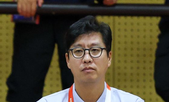 손뼉치는 김성진 감독