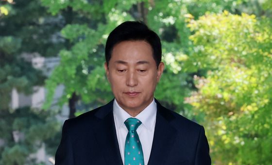 굳은표정으로 법정 향하는 오세훈 시장