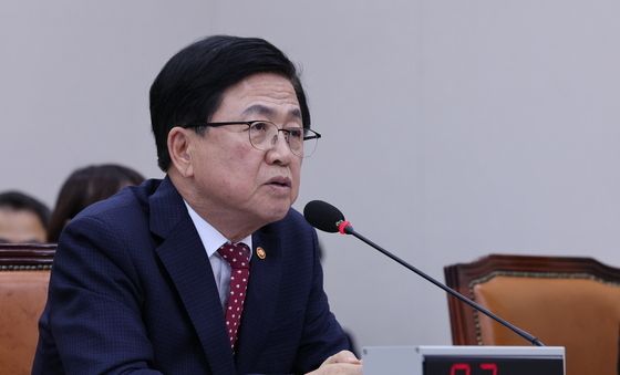교육위 전체회의서 발언하는 최교진 장관