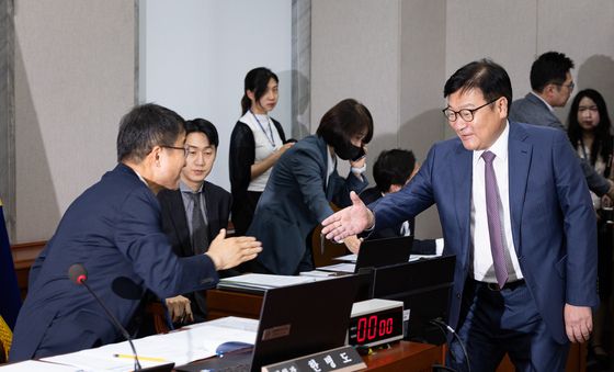 운영위에서 만난 여야 원내대표