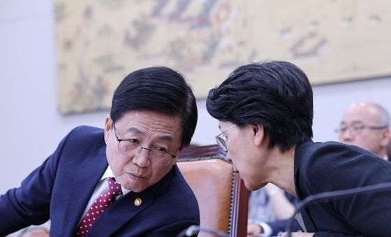 교육부 차관과 대화 나누는 최교진 장관