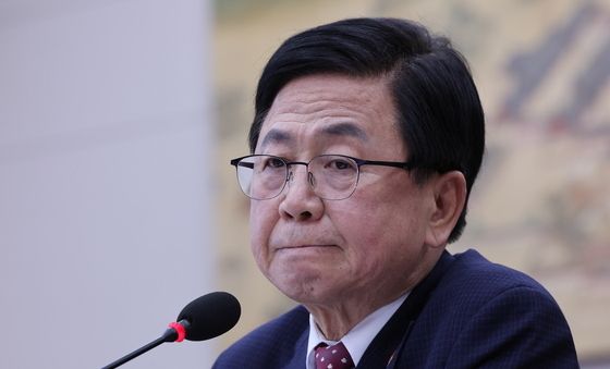 최교진 장관 '굳게 다문 입'