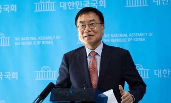 취재진 질문 답하는 서범수 의원
