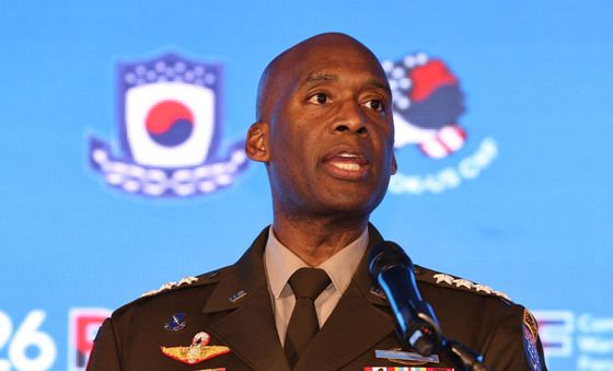 연설하는 제이비어 브런슨 한미연합군사령관