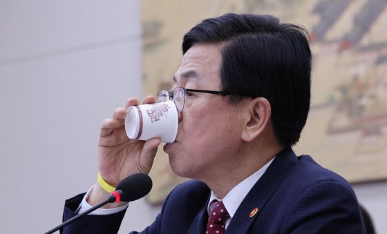 물 마시는 최교진 장관