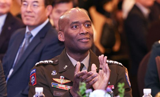 박수치는 제이비어 브런슨 한미연합군사령관