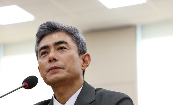 생각에 잠긴 강신철 국방부 장관 후보자