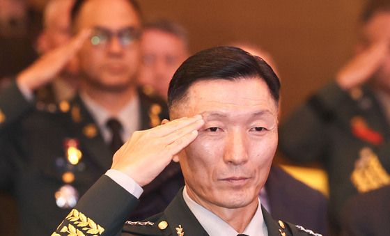 거수경례하는 김성민 부사령관