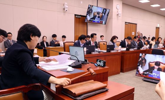 의사봉 두드리는 서영교 법사위원장