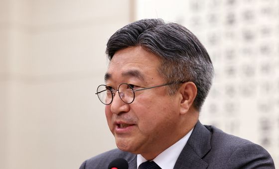 질의에 답하는 윤호중 행안부 장관
