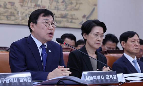 질의에 답변하는 정근식 서울교육감