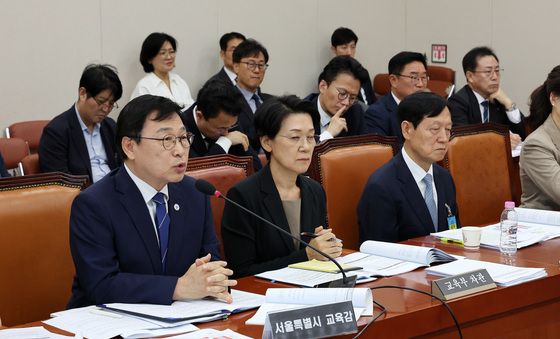 질의에 답하는 정근식 서울교육감