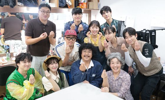 정중식, 어린이 가족 뮤지컬 '나는 반딧불' 관람…배우들과 찰칵