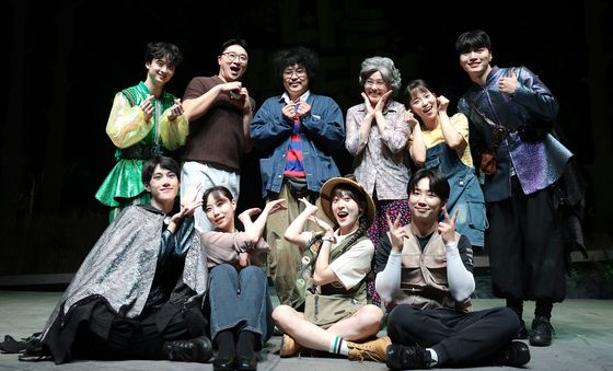 정중식 '나는 반딧불' 관람…배우들과 훈훈한 만남