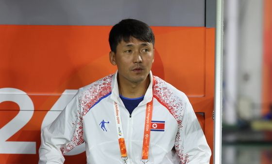 그라운드 응시하는 리광천 北 대표팀 감독