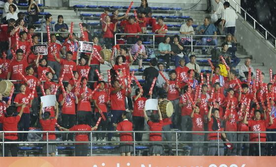 北 축구대표팀 응원하는 조총련 응원단