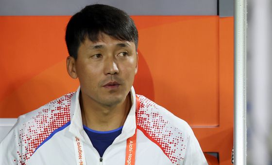 그라운드 응시하는 리광천 北 대표팀 감독