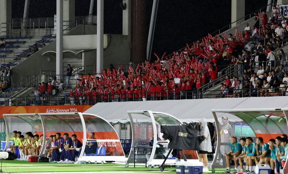 北 축구대표팀 응원하는 조총련 응원단