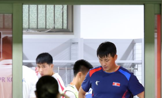 고개 떨군 리광천 감독