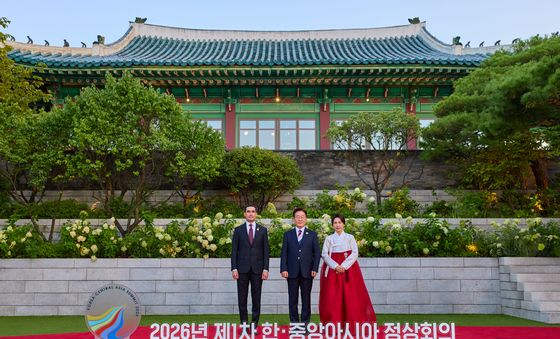 투르크메니스탄 대통령과 기념촬영하는 이재명 대통령 부부