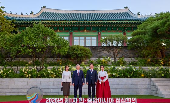 우즈베키스탄 대통령 부부와 기념촬영하는 이재명 대통령 부부