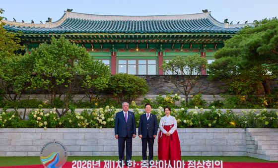 타지키스탄 대통령과 기념촬영하는 이재명 대통령 부부