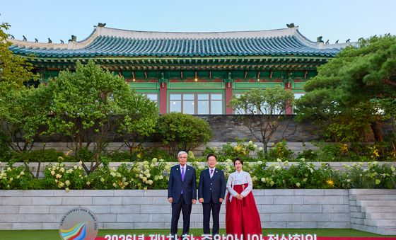 카자흐스탄 대통령과 기념촬영하는 이재명 대통령 부부