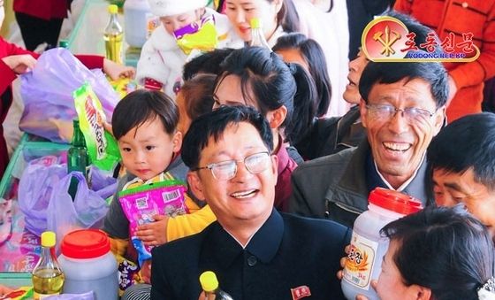北, '기쁨 넘친 인민' 집중 조명…체제 성과 부각