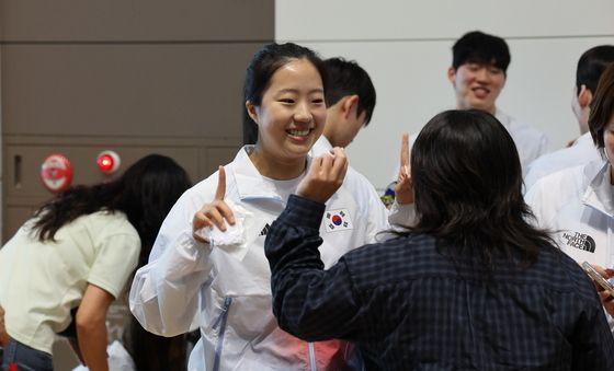 '삐약이' 신유빈, 출국 앞두고 팬과 즐거운 대화