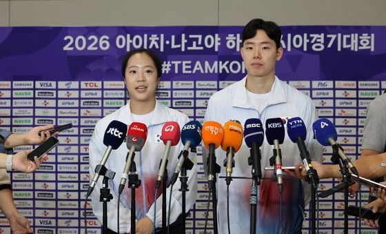출국에 앞서 인터뷰하는 신유빈·임종훈