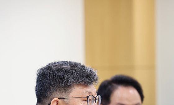 발언하는 김남근 위원장