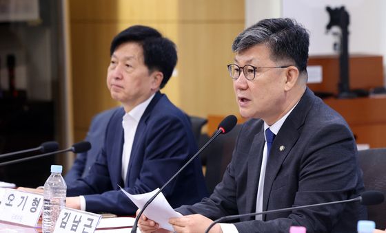 발언하는 김남근 위원장