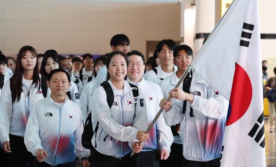 환한 미소 지으며 나고야로 출국하는 대한민국 선수단