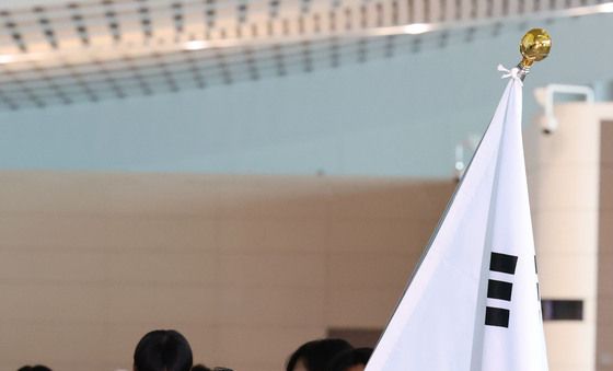 '삐약이'신유빈, 태극기 들고 선수단과 나고야로 출국