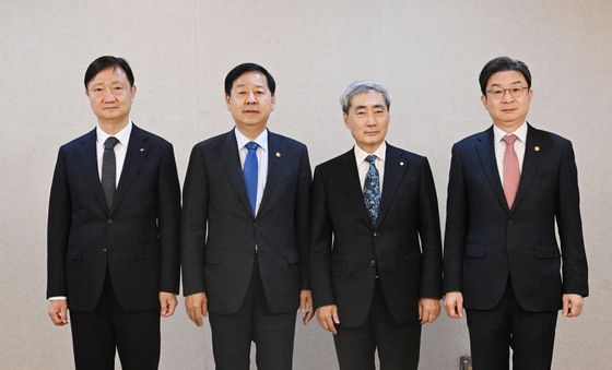 확대거시경제금융회의 기념촬영 하는 구윤철 부총리