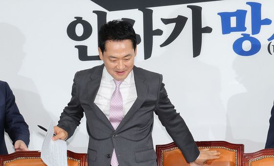 최고위원회의 참석하는 장동혁 대표
