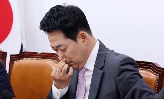 생각에 잠긴 장동혁 대표