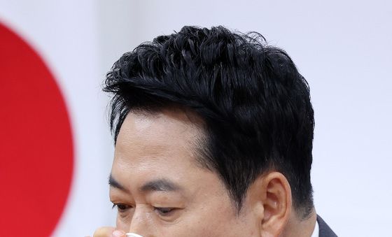 물 마시는 장동혁 대표