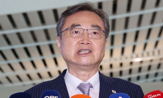 출국에 앞서 질문 받는 조현 외교부 장관