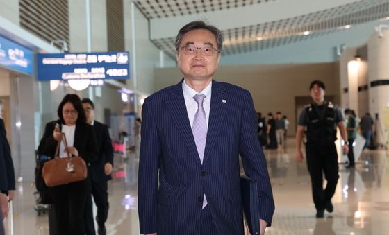 출국하는 조현 외교부 장관