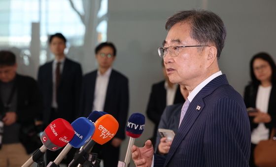 취재진 질문에 답하는 조현 장관