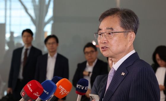 취재진 질문에 답하는 조현 장관