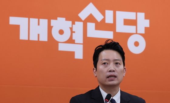 첫 번째 쇄신안 발표하는 이기인 비대위원장