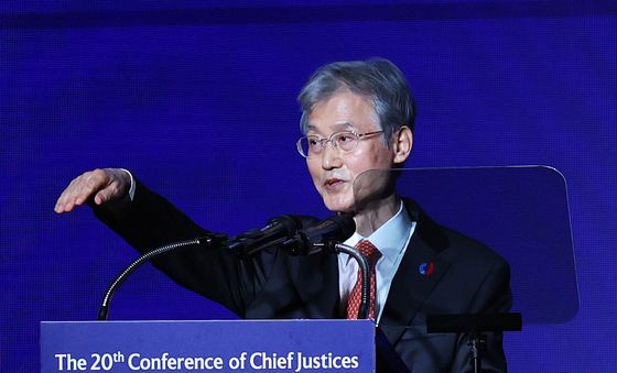 손짓하는 조희대