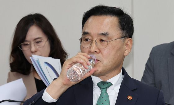 물 마시는 차정인 위원장