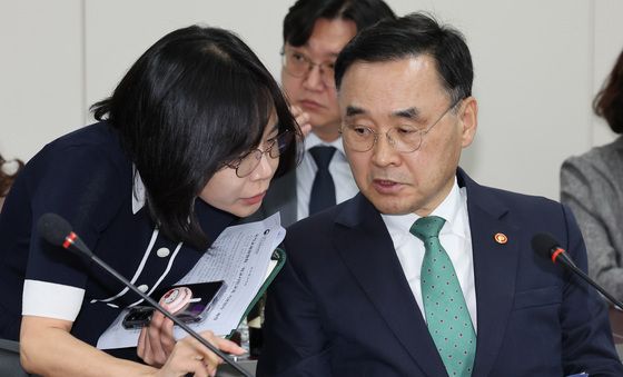 회의 자료 논의 하는 차정인 위원장