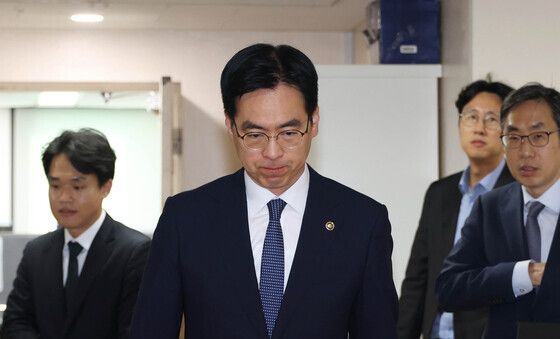 굳은 표정의 김민재 단장