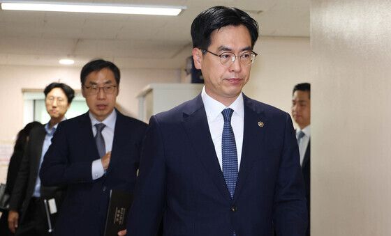 브리핑장 들어서는 김민재 단장