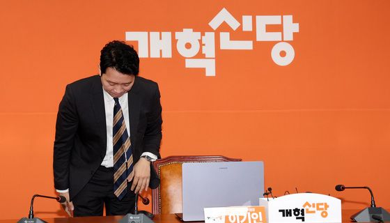 인사하는 이기인 개혁신당 비상대책위원장