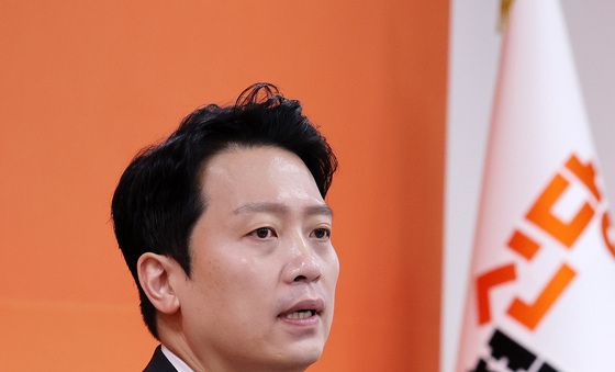 첫 번째 당 쇄신안 발표하는 이기인 비대위원장